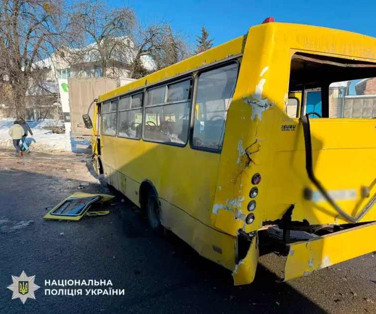У Києві вантажівка протаранила маршрутку: є постраждалі. - 2