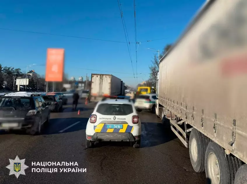 У Києві вантажівка протаранила маршрутку: є постраждалі. - 3